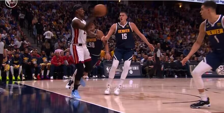 阿德巴约统治禁区热火轻取魔术收获三连胜佳绩